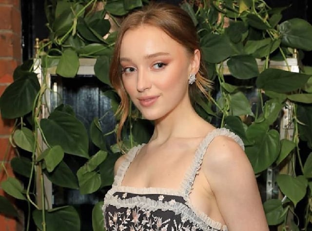 17 de abril de 1995: Phoebe Dynevor, atriz britânica nascida em Trafford, Reino Unido