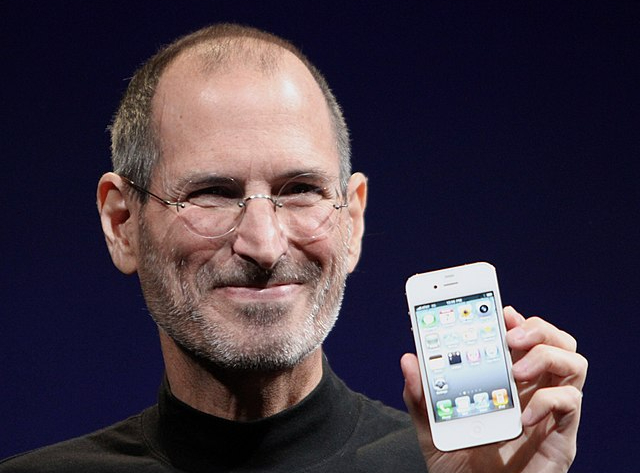 24 de fevereiro de 1955: Steve Jobs, inventor e empresário nascido na Califórnia, Estados Unidos