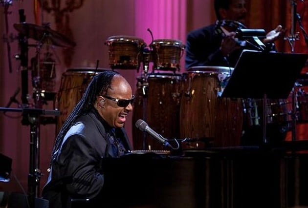 13 de maio de 1950: Stevie Wonder, cantor, compositor e ativista nascido no Michigan, Estados Unidos