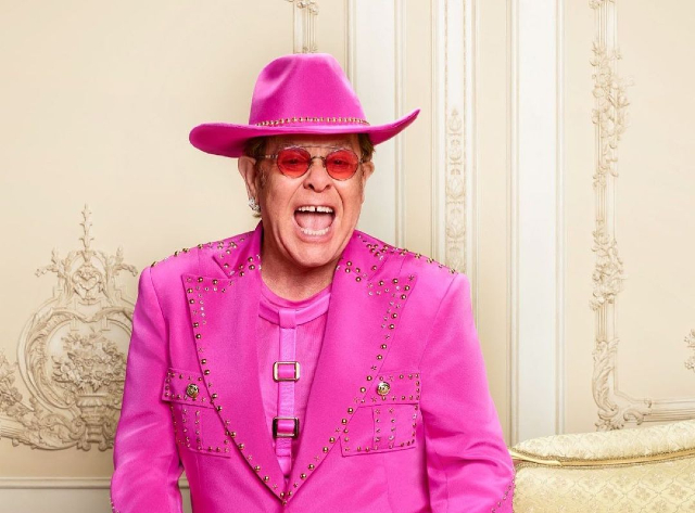 25 de março de 1947: Elton John, pianista, cantor e produtor nascido em Londres, Reino Unido
