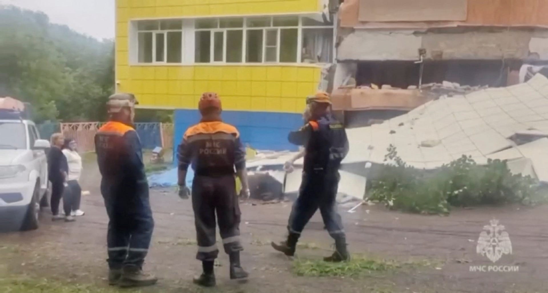 Equipes dos serviços de emergência trabalham em um jardim de infância que ficou destruído após forte terremoto, em Petropavlovsk-Kamchatsky, na Rússia