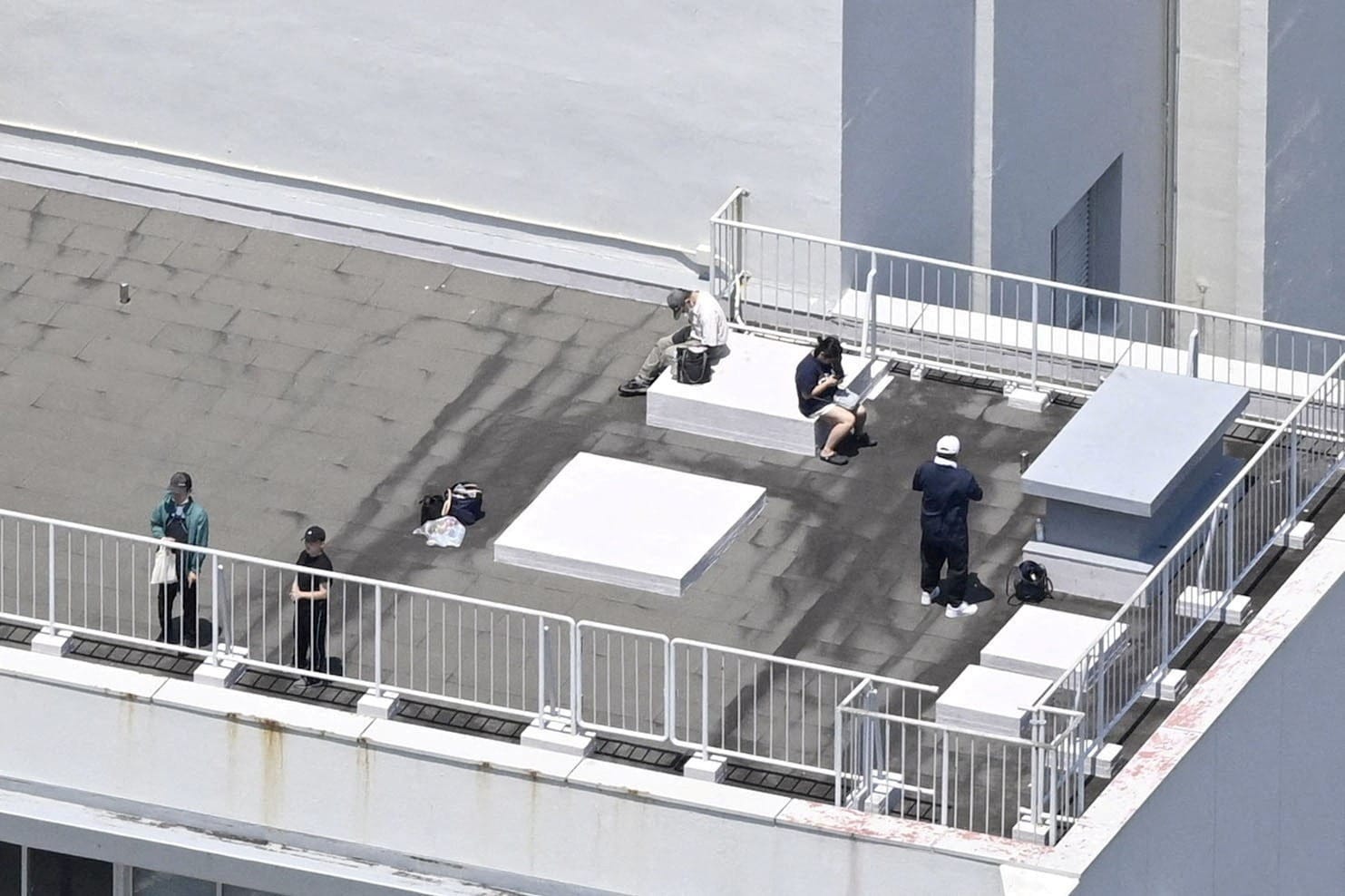 Foto tirada de um helicóptero mostra pessoas em um telhado de um prédio em Kushimoto, província de Wakayama, oeste do Japão