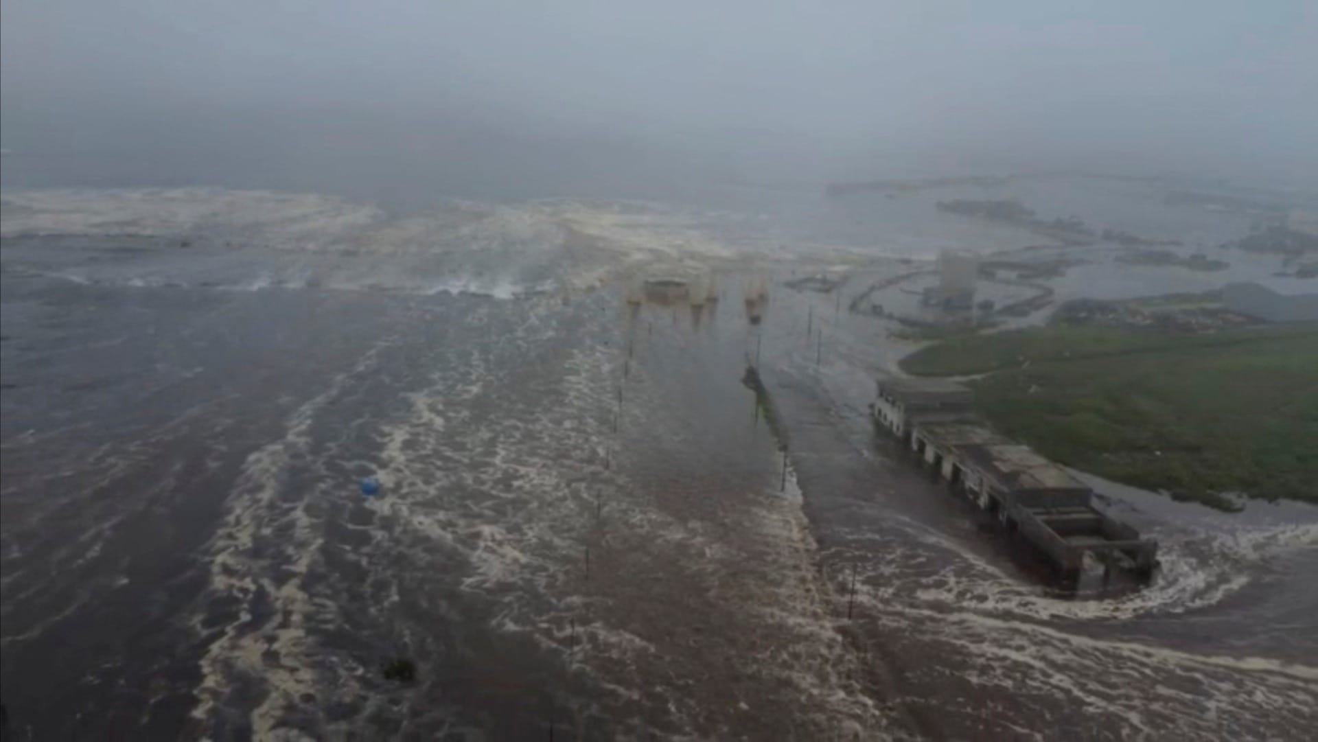 Ondas de tsunami inundam área após terremoto de magnitude 8,8 ter atingido a costa da Península de Kamchatka, na Rússia, em Severo-Kurilsk, na região de Sakhalin