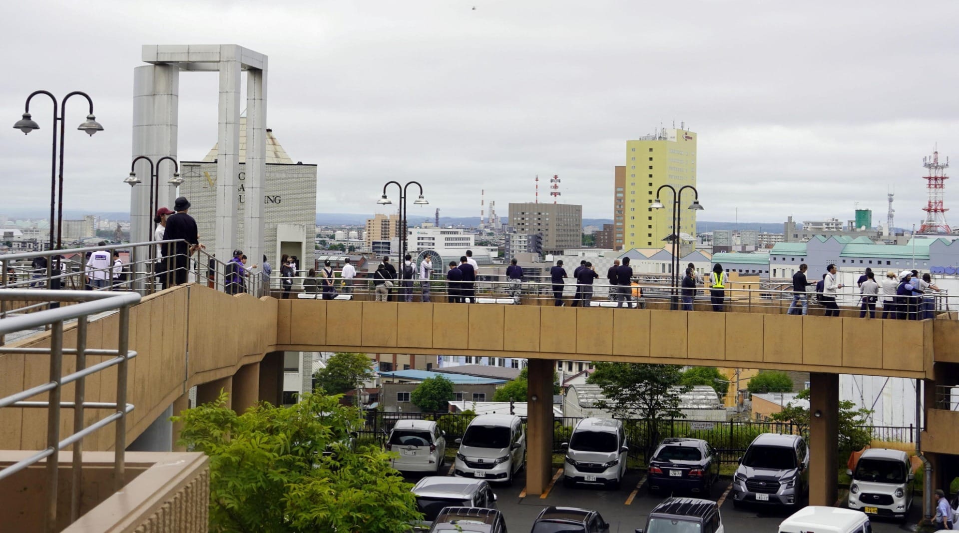 Pessoas evacuadas em um local temporário após alerta de tsunami, em Kushiro, Hokkaido, no Japão