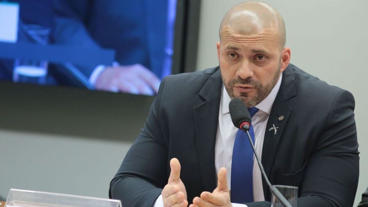 Daniel Silveira põe tornozeleira para deixar prisão e fazer fisioterapia