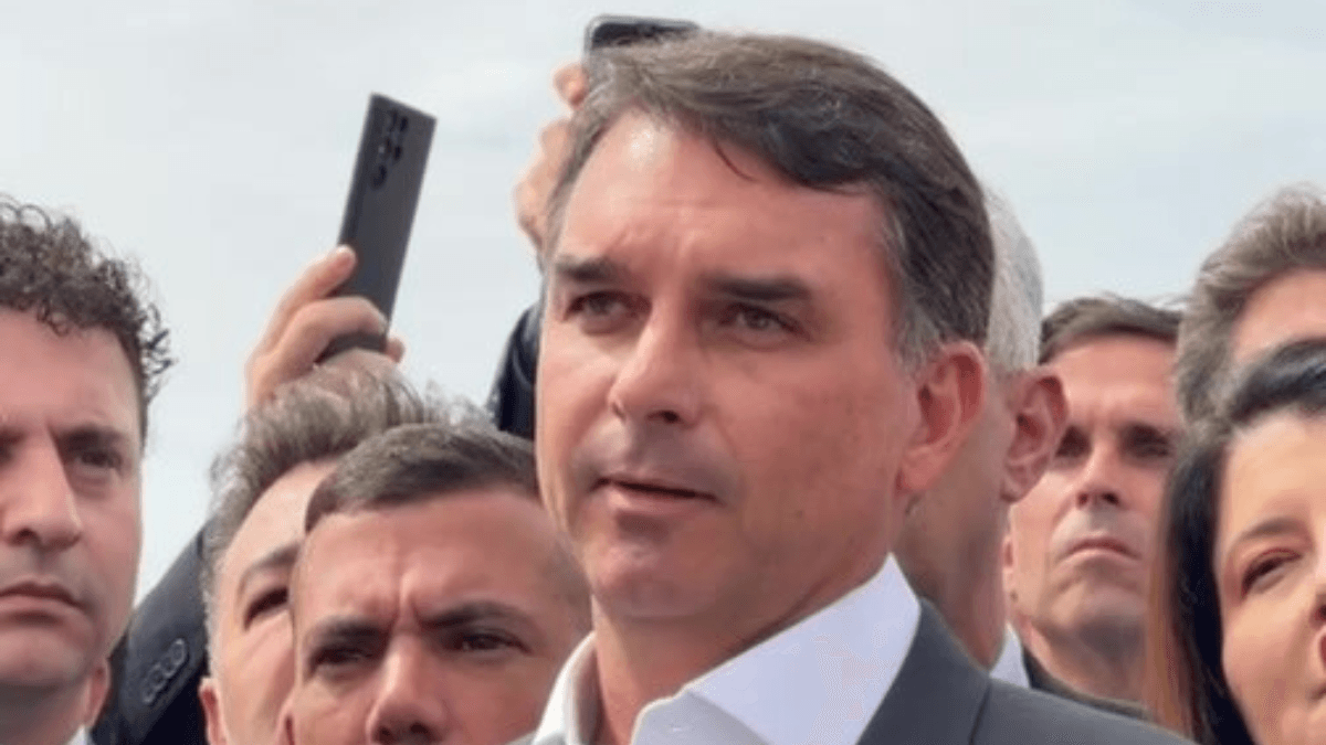 Flávio Bolsonaro afirma que há acordo para pautar anistia, não