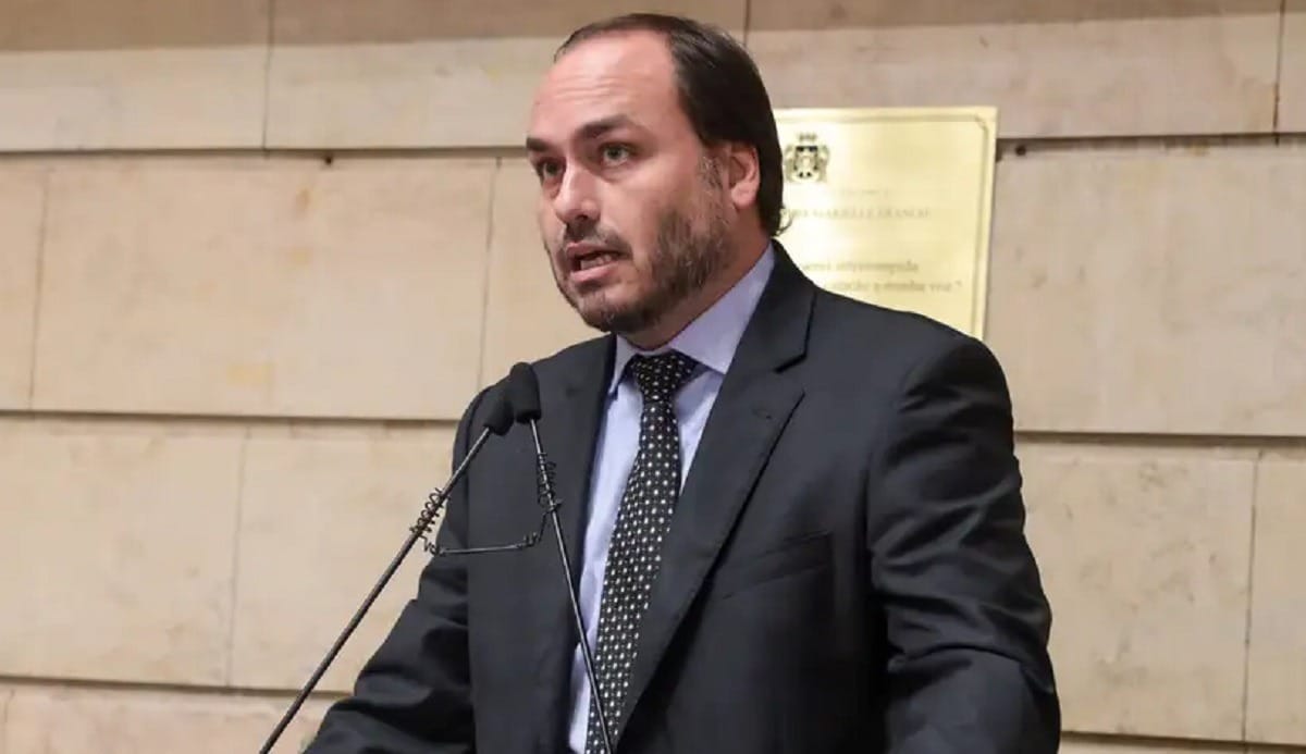 Carlos Bolsonaro é internado após o pai ter a prisão